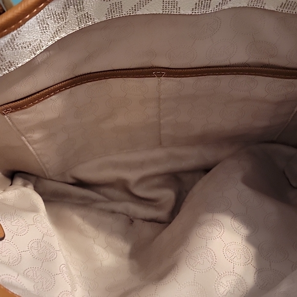 Used micheal kors purse - Picture 5 of 15